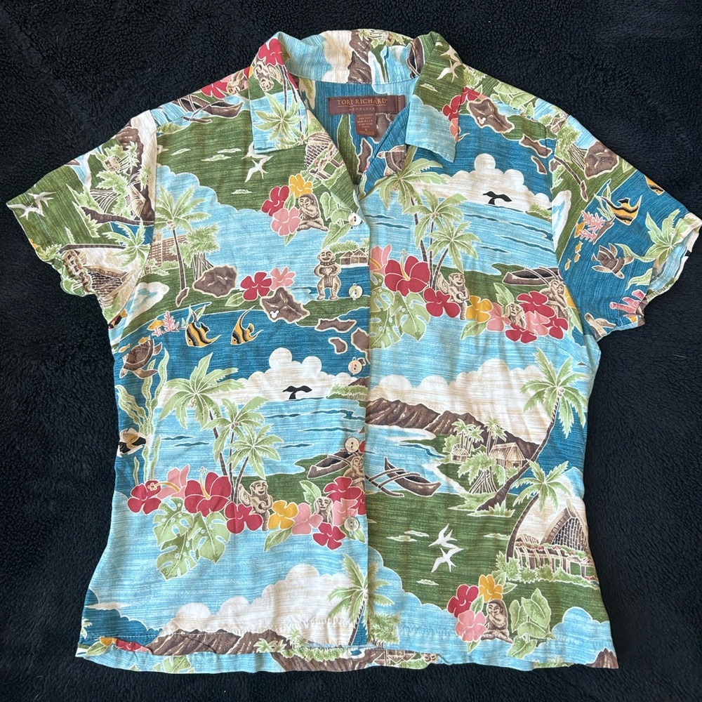 -Tori Richard Disney Button Shirt
-Size Small